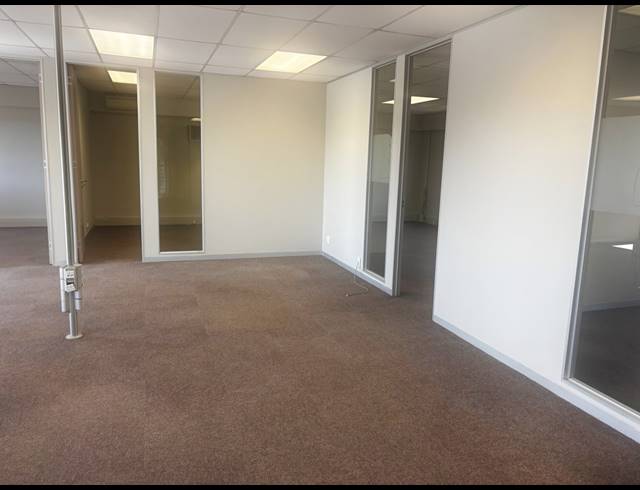 112M² BUILDING TO LET IN FOURWAYS